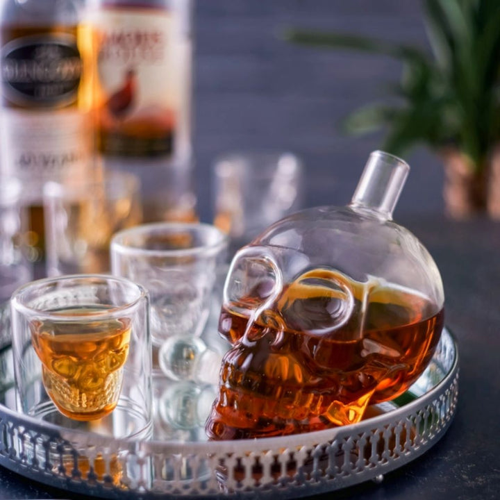 Oak & Steel - Skull Whiskey Decanter Set - Karaffel + 6 Shot Glas - Whiskey Karaffel fra Oak & Steel hos The Prince Webshop