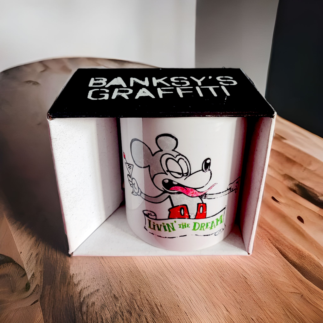 Banksy Ceramic Mug 325ml - Mickey Living the Dream - Krus fra URBAN.ITY hos The Prince Webshop